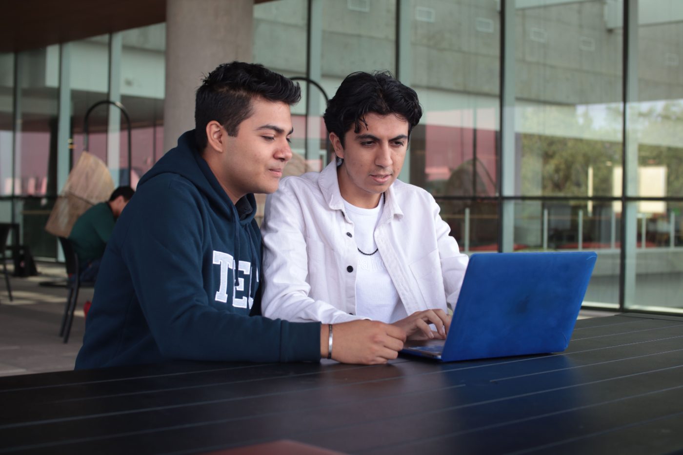 Students learning SAP together on a laptop